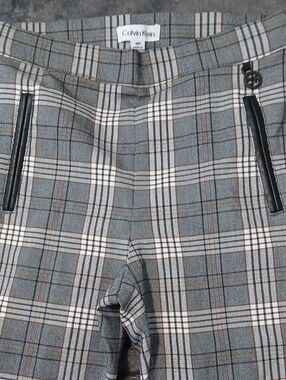 Calvin Klein Women's Gray Plaid Flat-Front Shorts with Black Trim